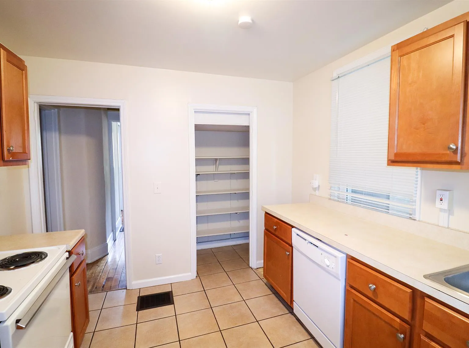5 bed, 1747 sqft, $4,419 — Photo 3