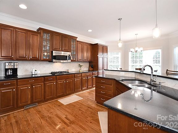 4th image of 548 Fairwoods Dr