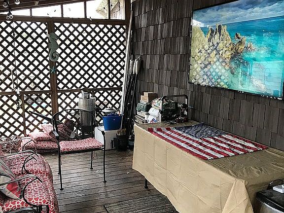 Screened porch w/ tv