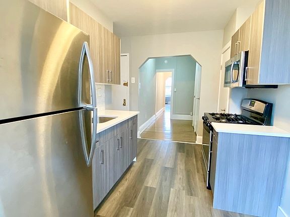 2nd image of 388 19th St APT 3L