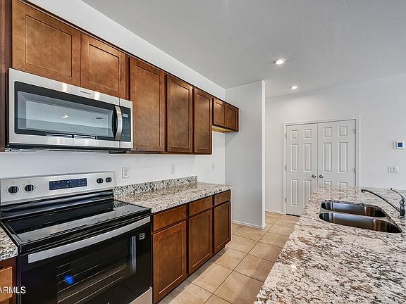 3rd image of 37567 W Patterson St
