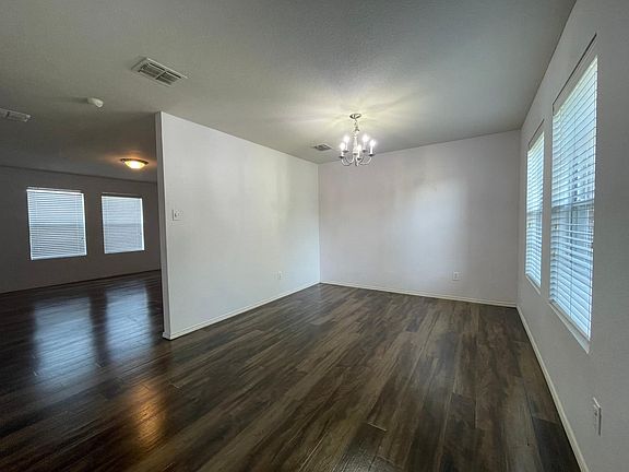 5th image of 2801 Mockingbird St