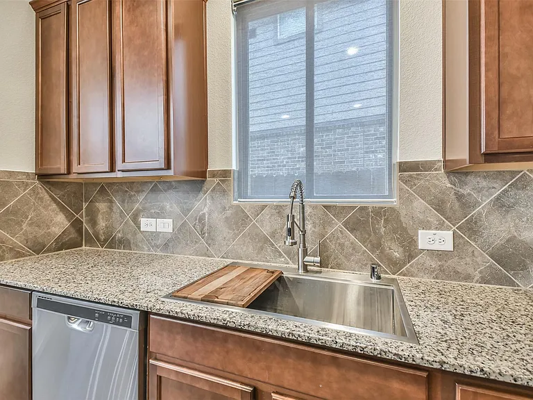 5047 Royal Amber Ln — Photo 15