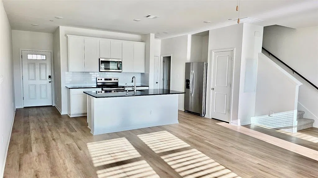 3 bed, 2.5 bath, 1623 sqft, $2,200 — Photo 1