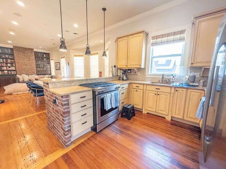 589 Franklin St #3 — Photo 6