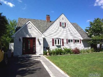 24 Radial Ln, Levittown, NY, 11756