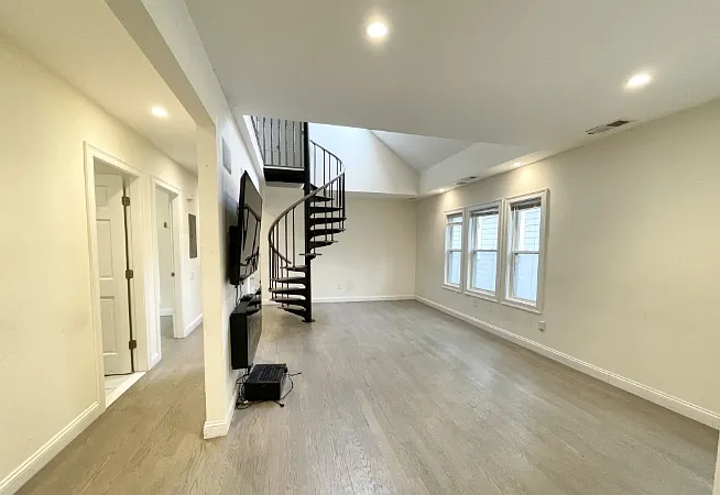 21 Iroquois St #2A — Photo 3