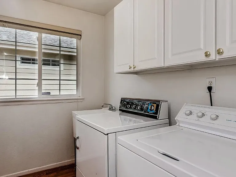 Washer/dryer upstairs