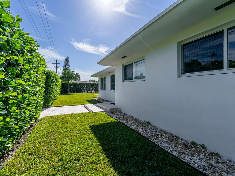 8100 NE 10th Ave — Photo 30