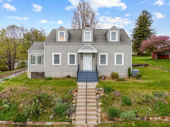 1403 Cabot Dr, Pearisburg, VA 24134