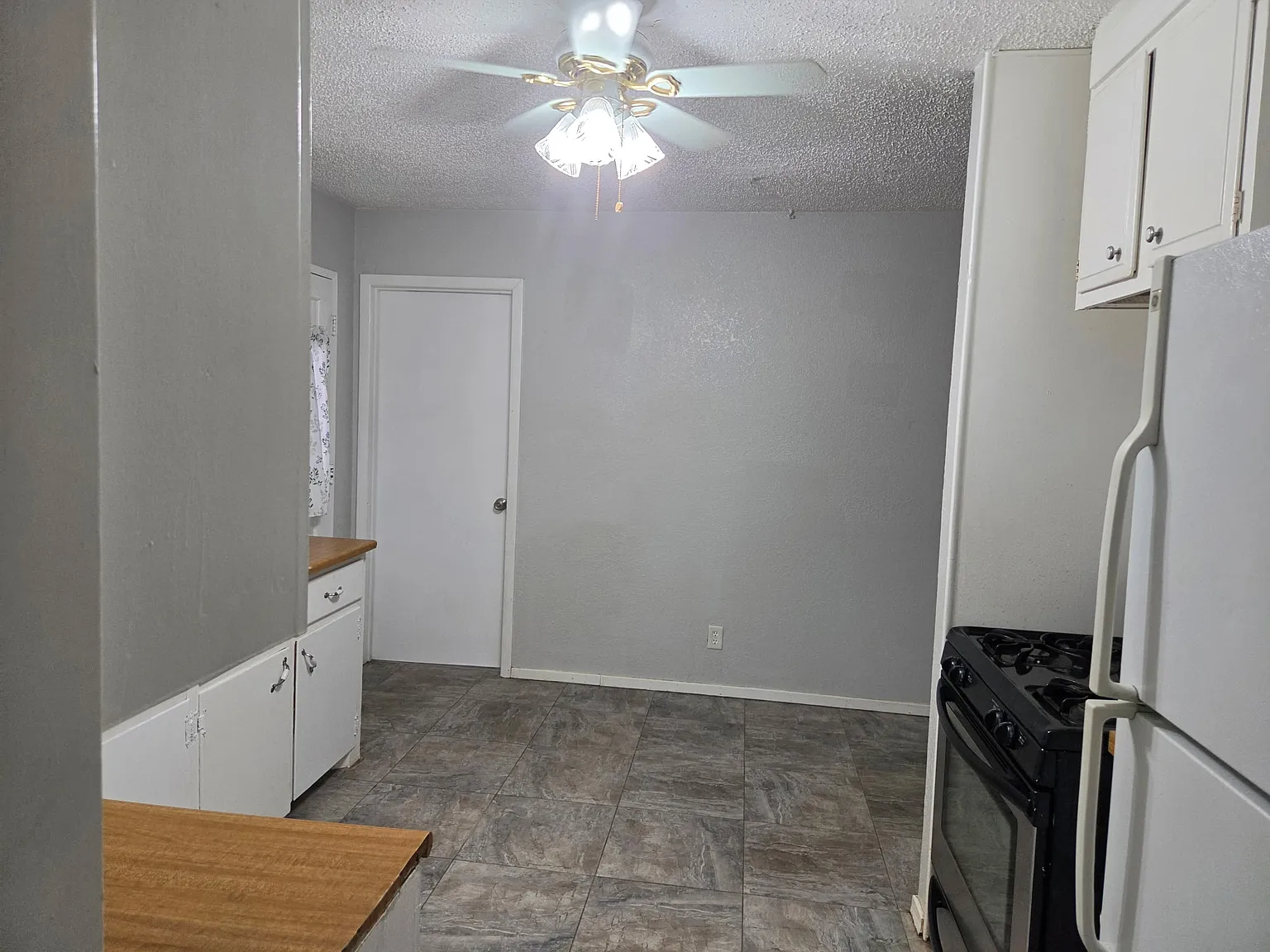 229 E Plaza Dr — Photo 2