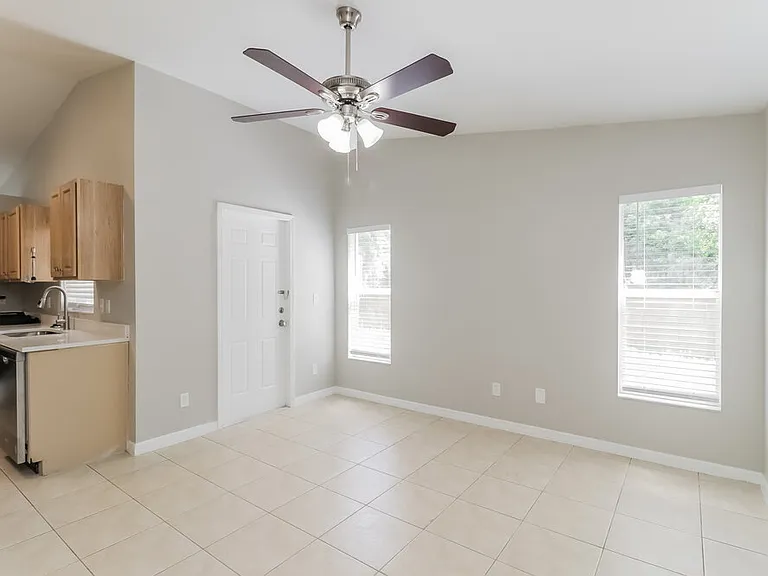 3238 Riverdale Dr — Photo 4