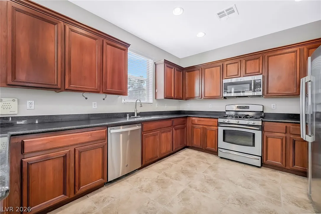 3 bed, 2.5 bath, 2233 sqft, $2,295 — Photo 3