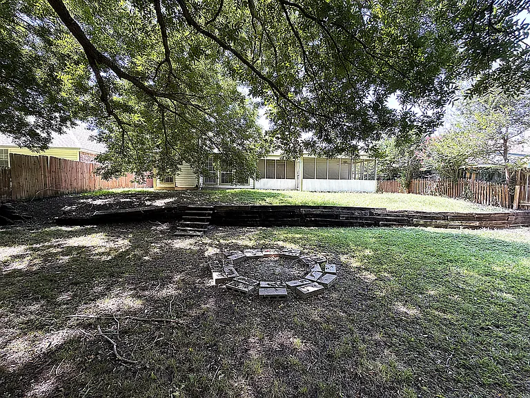 405 Gina Dr — Photo 33