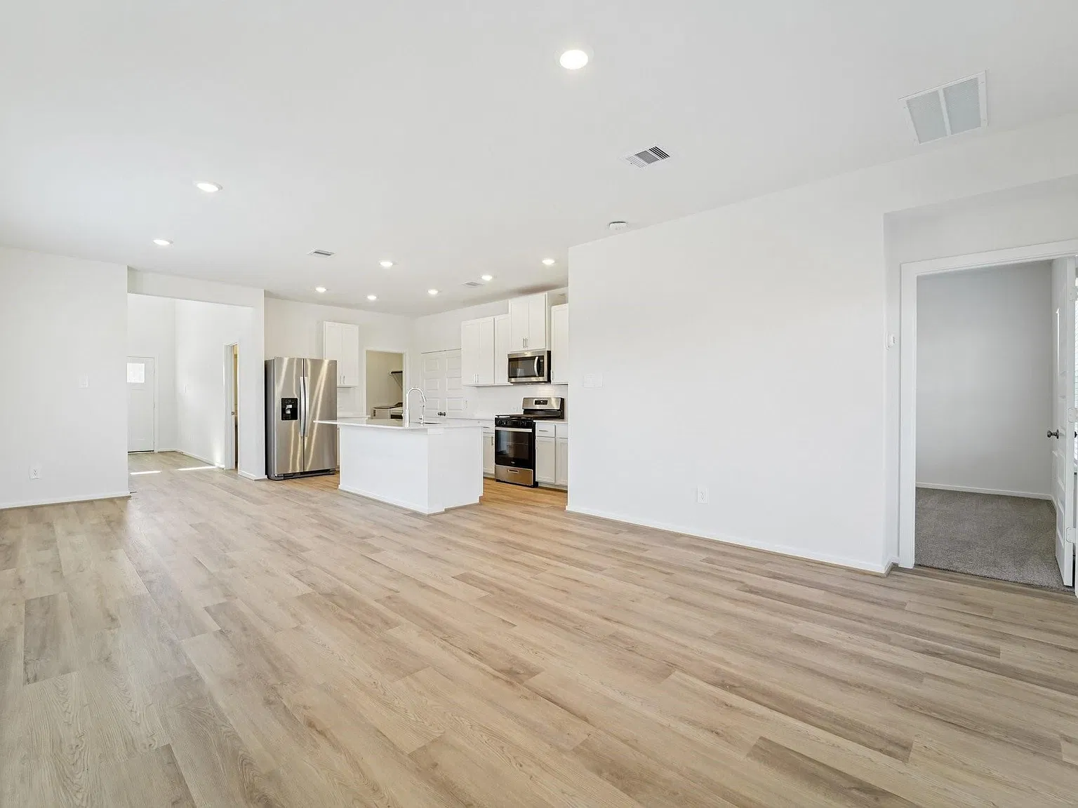 4 bed, 2.5 bath, 1981 sqft, $2,499 — Photo 2