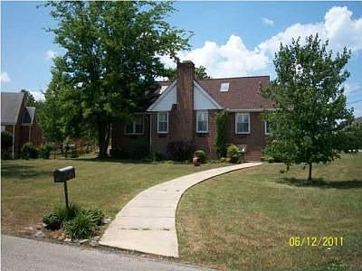 3rd image of 111 Tuxedo Cir