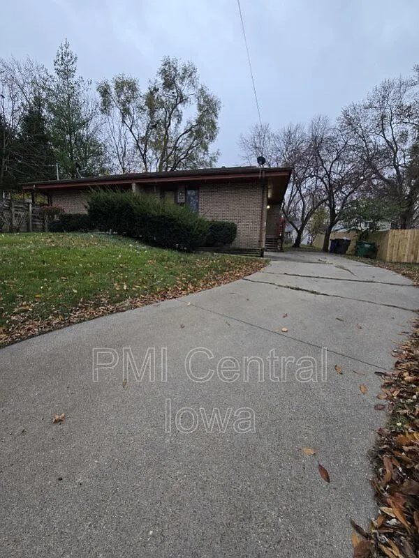 2 bed, 1.0 bath, 774 sqft, $1,120 — Photo 1