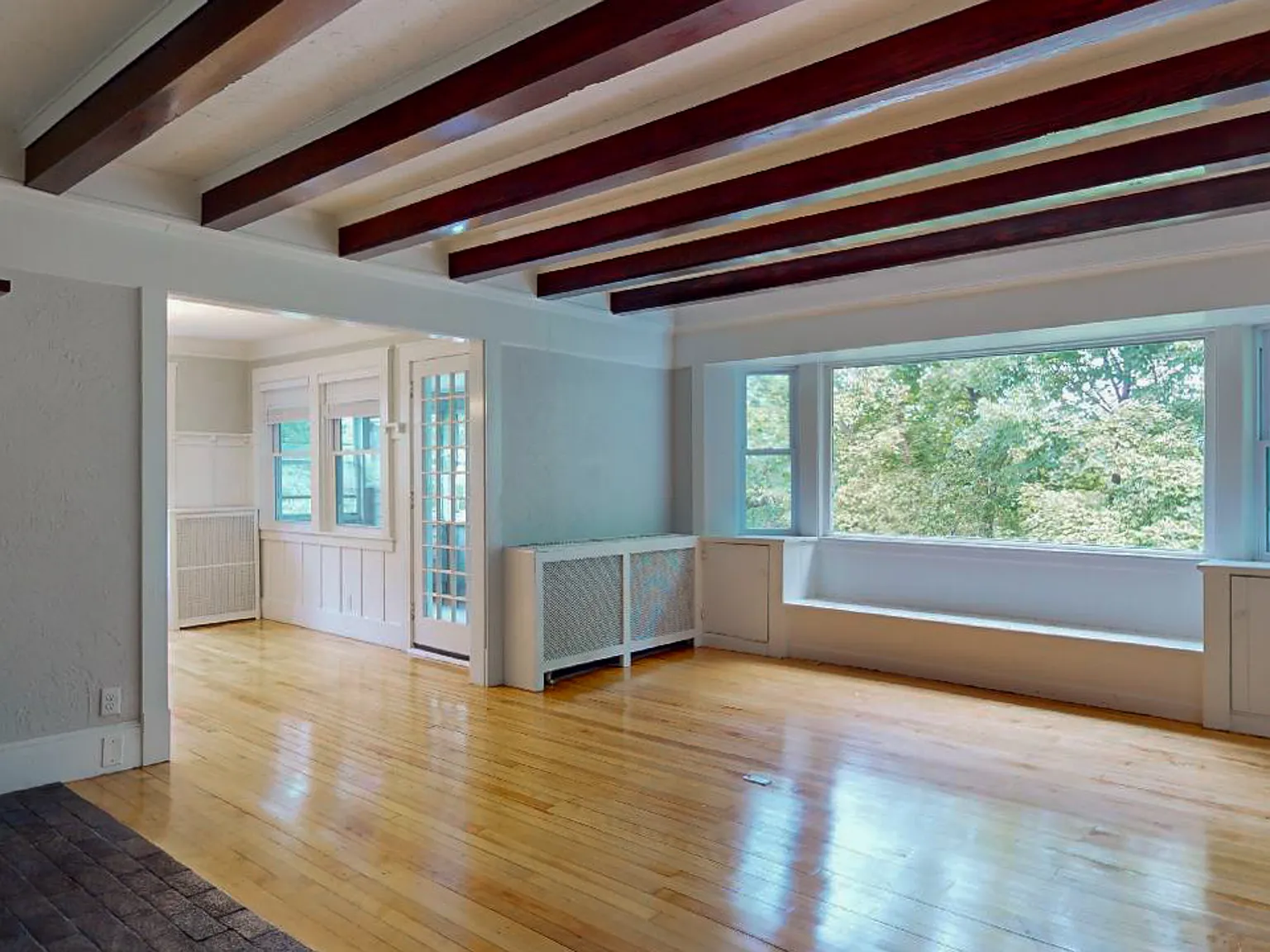 4 bed, 1.5 bath, 2000 sqft, $3,800 — Photo 2