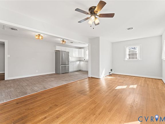 3rd image of 2212 Oakwood Ln