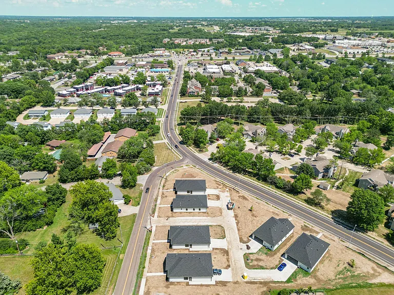 200 W Green Meadows Rd — Photo 10