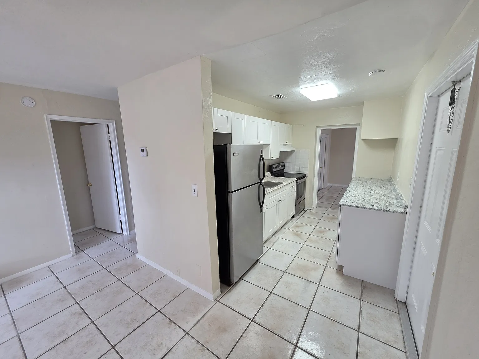 3 bed, 860 sqft, $2,550 — Photo 3