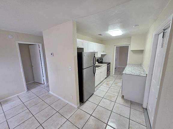 3rd image of 2865 NE 12th Ter