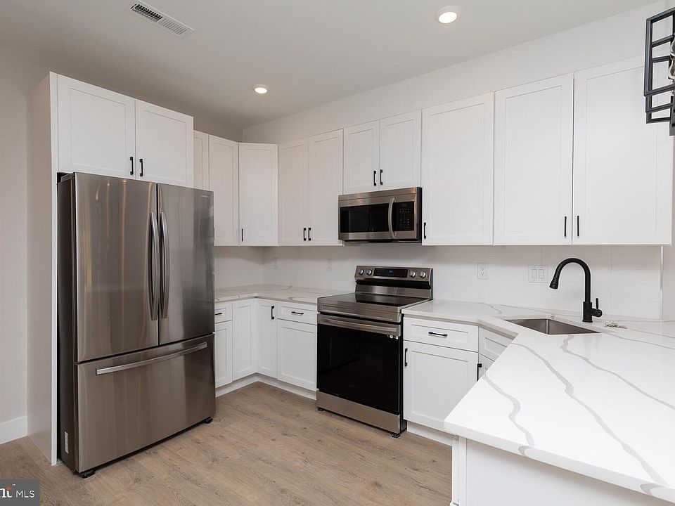 1st image of 2218 N Franklin St #1