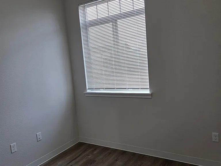 60 Alder Ave — Photo 3