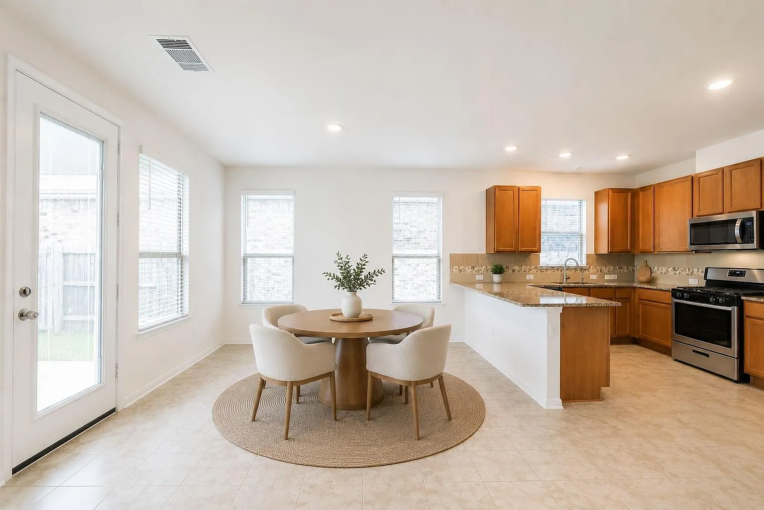 4 bed, 3.0 bath, 2380 sqft, $2,500 — Photo 3
