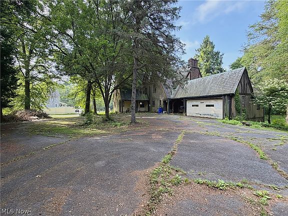 2nd image of 946 Park Blvd E