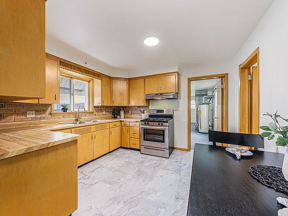 4th image of 216 Maple St