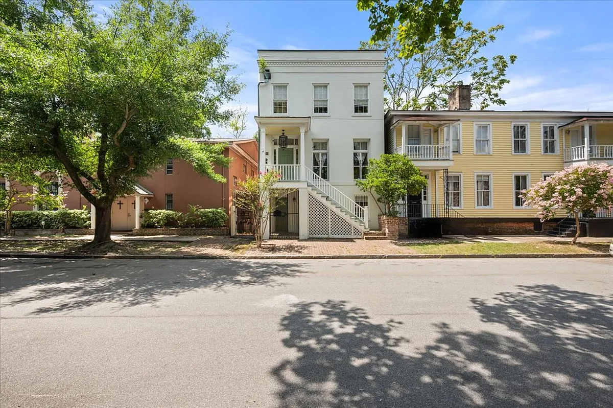 Building Photo - 205 W Huntingdon St #A