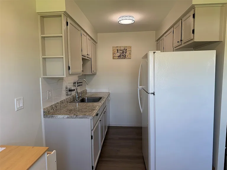 204 Princeton Dr — Photo 10