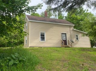 8 Willow Cir, Lewiston, ME 04240