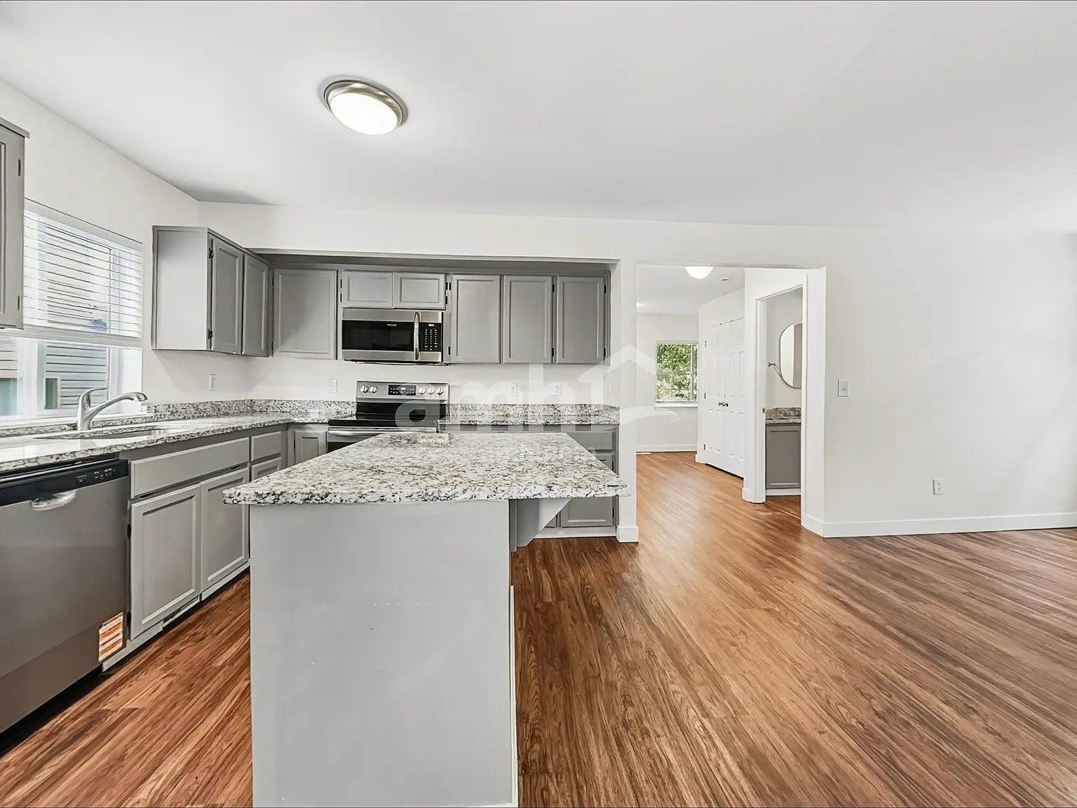 3 bed, 2.5 bath, 1704 sqft, $3,020 — Photo 4