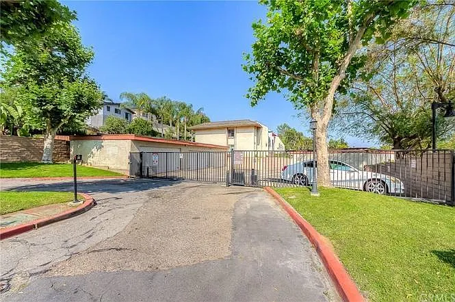 2 bed, 886 sqft, $2,480 — Photo 2