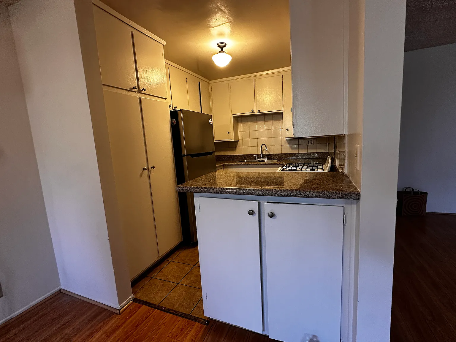 1401 N Kingsley Dr — Photo 2