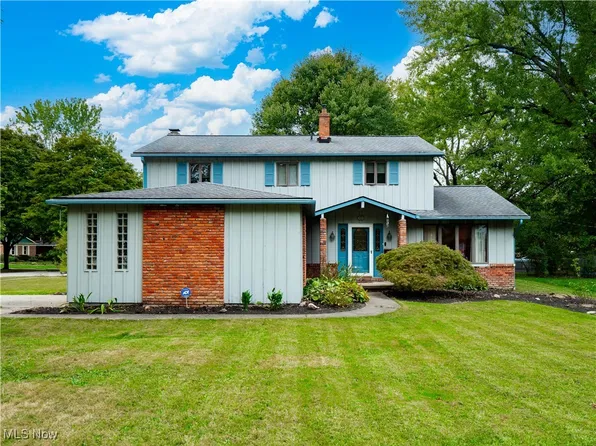 6194 Paisley Dr, North Olmsted, OH 44070