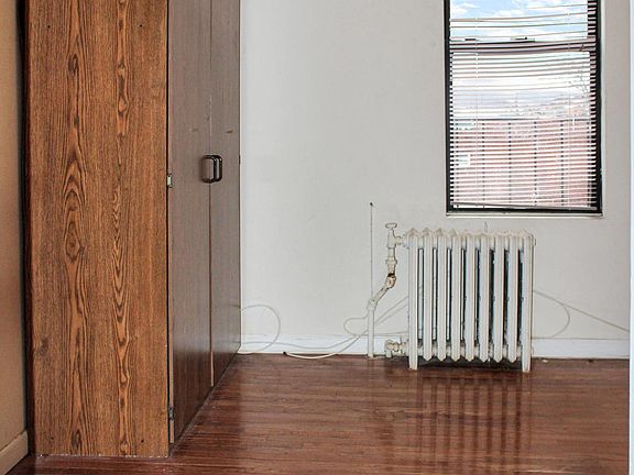 2nd image of 1033 E 214th St APT 3