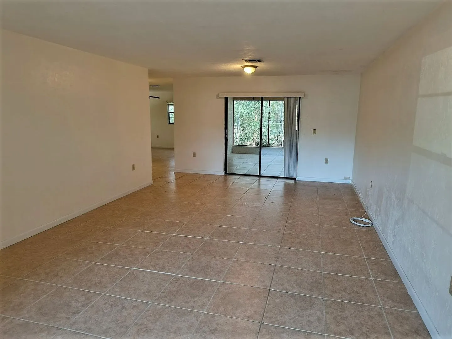 2 Bedroom, 2 Bath , 2 Car Garage in Dunnellon, Florida — Photo 4