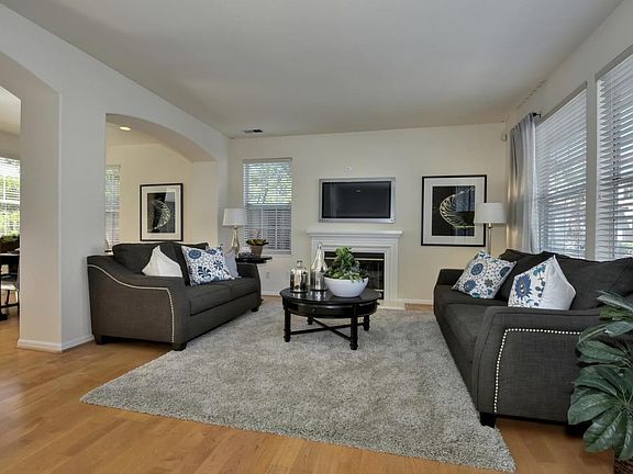 4th image of 547 Villa Centre Way