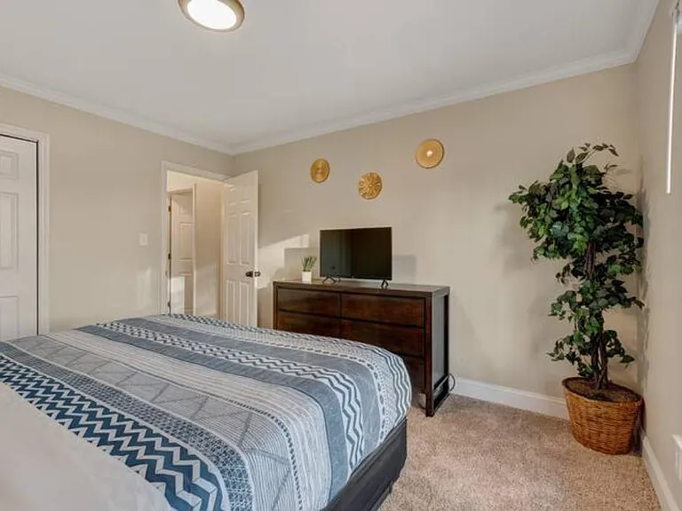 2225 Summit St #2 — Photo 11
