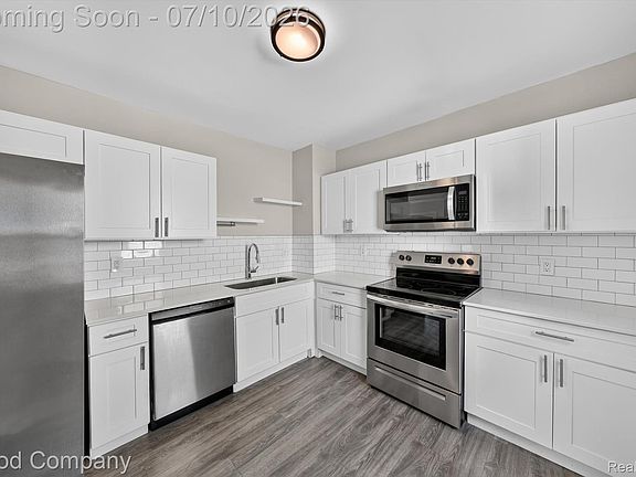 2nd image of 305 E Jarvis Ave