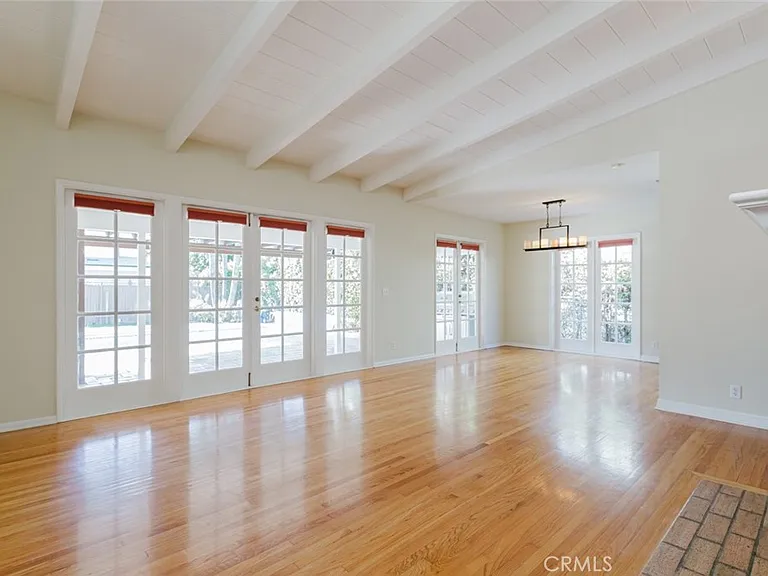 12832 Kling St — Photo 4