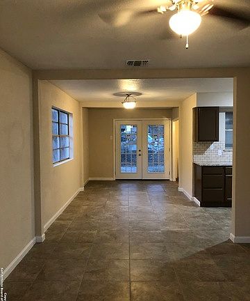 4th image of 4935 Ivanhoe St