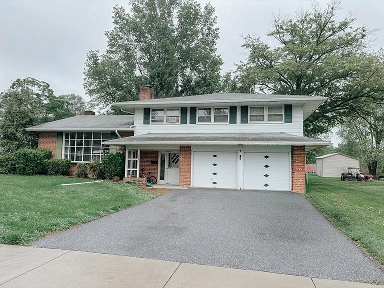 233 Hershey Dr — Photo 1