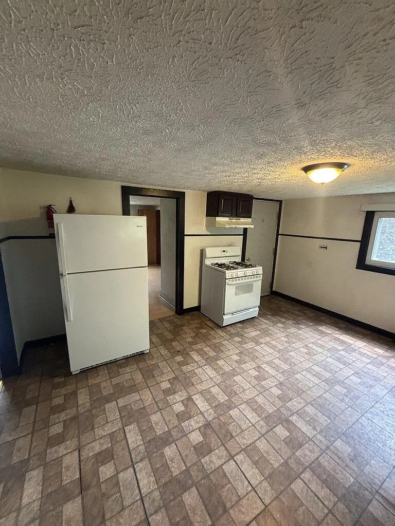 3 bed, 1.0 bath, 1290 sqft, $1,100 — Photo 2
