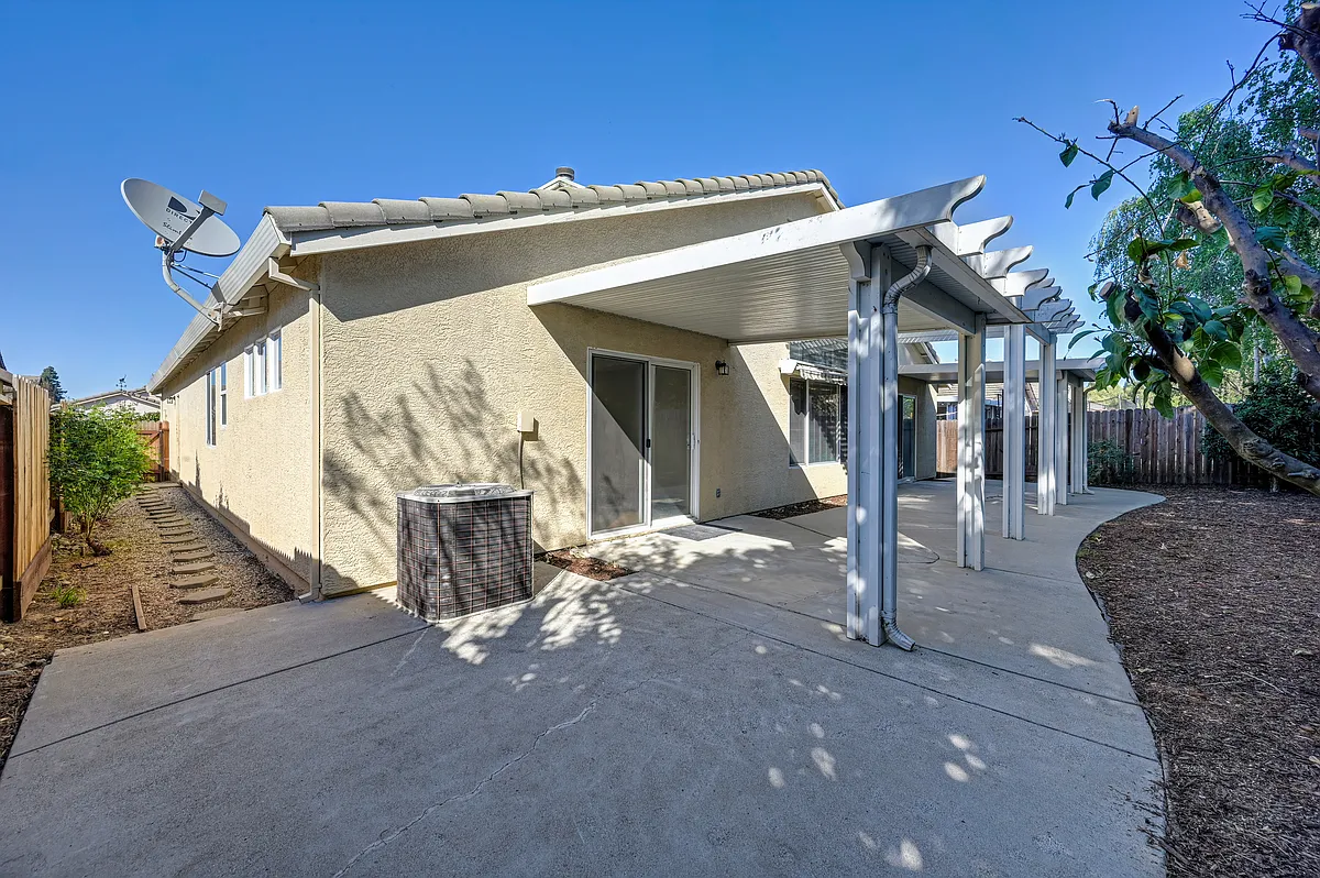 Building Photo - 9052 Pembridge Dr