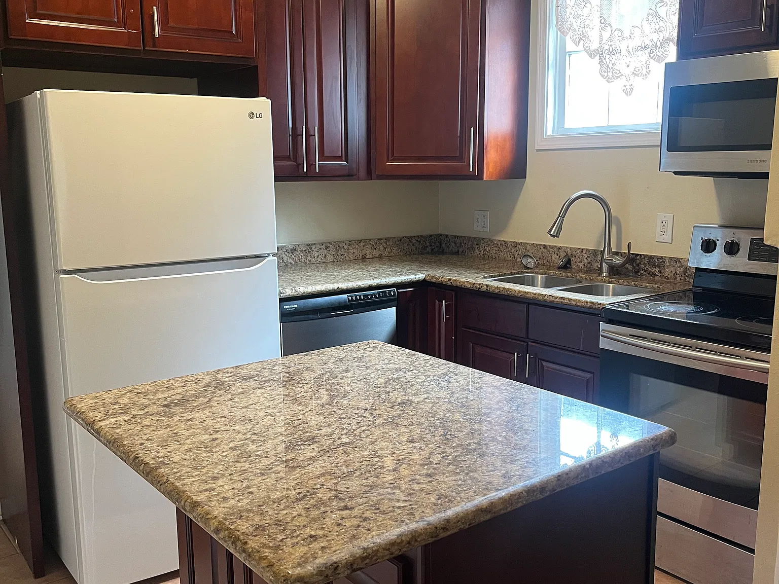 2 bed, 900 sqft, $1,400 — Photo 3