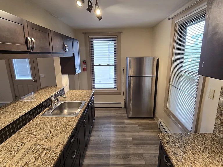 340 Main St #B — Photo 3
